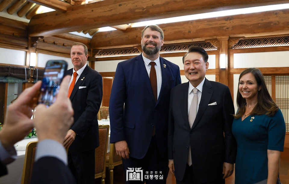 윤석열 대통령이 2일 서울 종로구 청와대 상춘재에서 열린 미국 연방 상원의원 및 배우자 초청만찬에서 케이티 브릿 상원의원, 남편 웨슬리 브릿과 기념 촬영을 하고 있다.