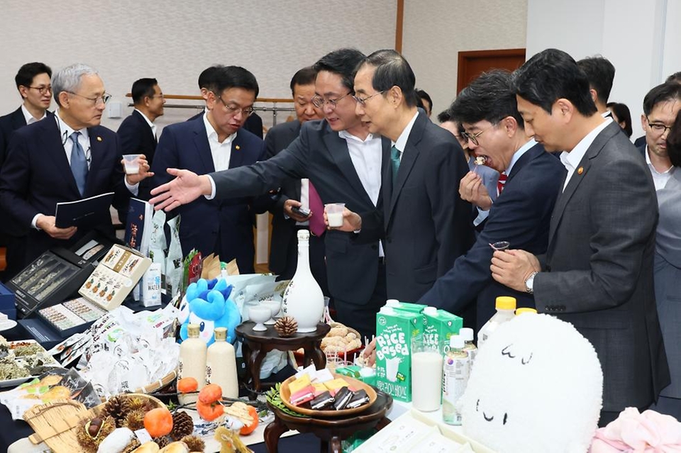 한덕수 국무총리가 3일 서울 종로구 정부서울청사 국무위원 대기실에서 열린 우리 농수산물로 만든 추석 민생선물세트를 전시, 홍보하고 소비촉진을 기원하는 행사에 참석해 국무위원들과 전시된 상품을 시식하고 있다.