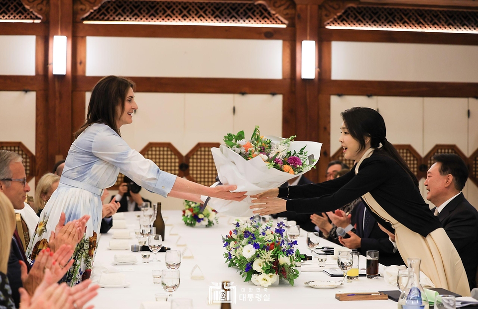 김건희 여사가 2일 서울 종로구 청와대 상춘재에서 열린 미국 연방 상원의원 및 배우자 초청만찬에서 빌 해거티 상원의원의 배우자로부터 생일 축하 꽃다발을 받고 있다.