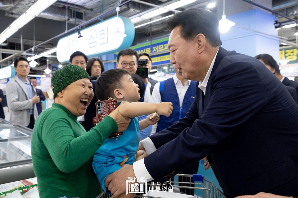 윤석열 대통령이 3일 서울 도봉구 농협 하나로마트 창동점을 방문해 추석 명절 장바구니 물가 점검을 하며 마트를 찾은 시민과 인사를 나누고 있다.