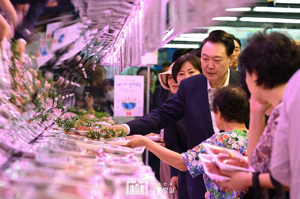 윤석열 대통령이 3일 서울 도봉구 농협 하나로마트 창동점을 방문해 추석 명절 장바구니 물가 점검을 하며 시민들과 축산물 상품을 살펴보고 있다.