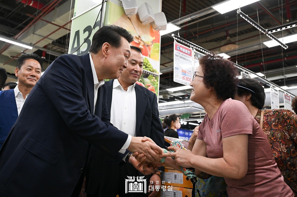 윤석열 대통령이 3일 서울 도봉구 농협 하나로마트 창동점을 방문해 추석 명절 장바구니 물가 점검을 하며 마트를 찾은 시민과 인사를 나누고 있다.