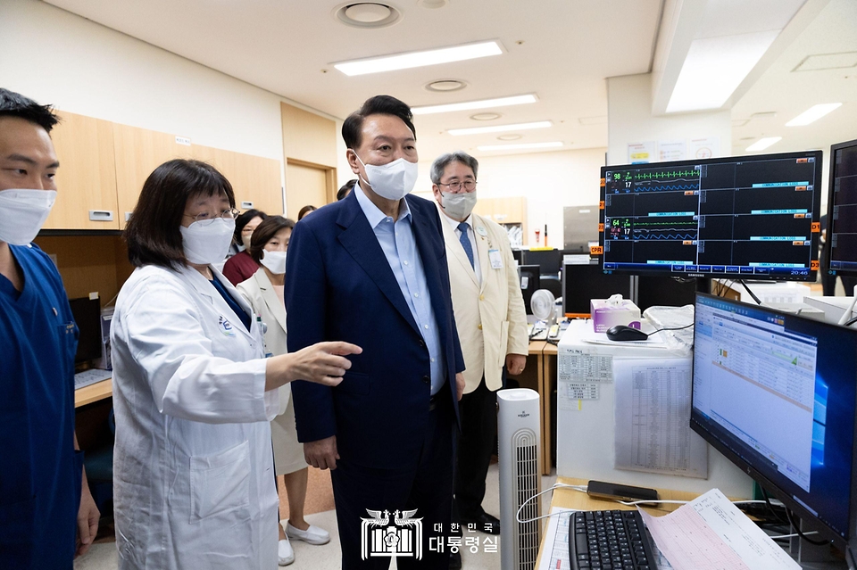 윤석열 대통령이 4일 경기도 의정부시 성모병원 권역응급의료센터를 찾아 응급 의료 현장에 대한 설명을 듣고 있다.