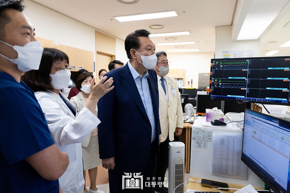 윤석열 대통령이 4일 경기도 의정부시 성모병원 권역응급의료센터를 찾아 응급 의료 현장에 대한 설명을 듣고 있다.