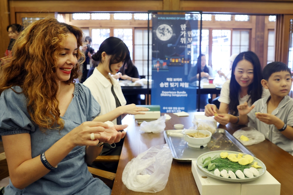 추석 연휴를 일주일여 앞둔 6일 서울 중구 한국의집에서 열린 ‘2024 한가위 보따리’ 행사에서 참석자들이 추석 대표 전통음식 송편 빚기 체험을 하고 있다.