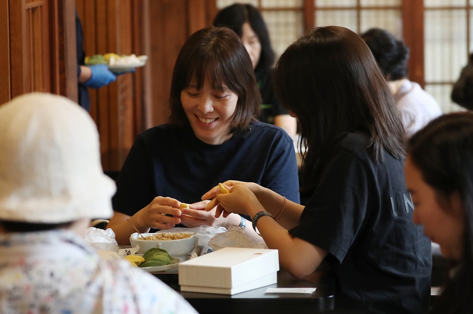 추석 연휴를 일주일 여 앞둔 6일 서울 중구 한국의집에서 열린 ‘2024 한가위 보따리’ 행사에서 참석자들이 추석 대표 전통음식 송편 빚기 체험을 하고 있다.