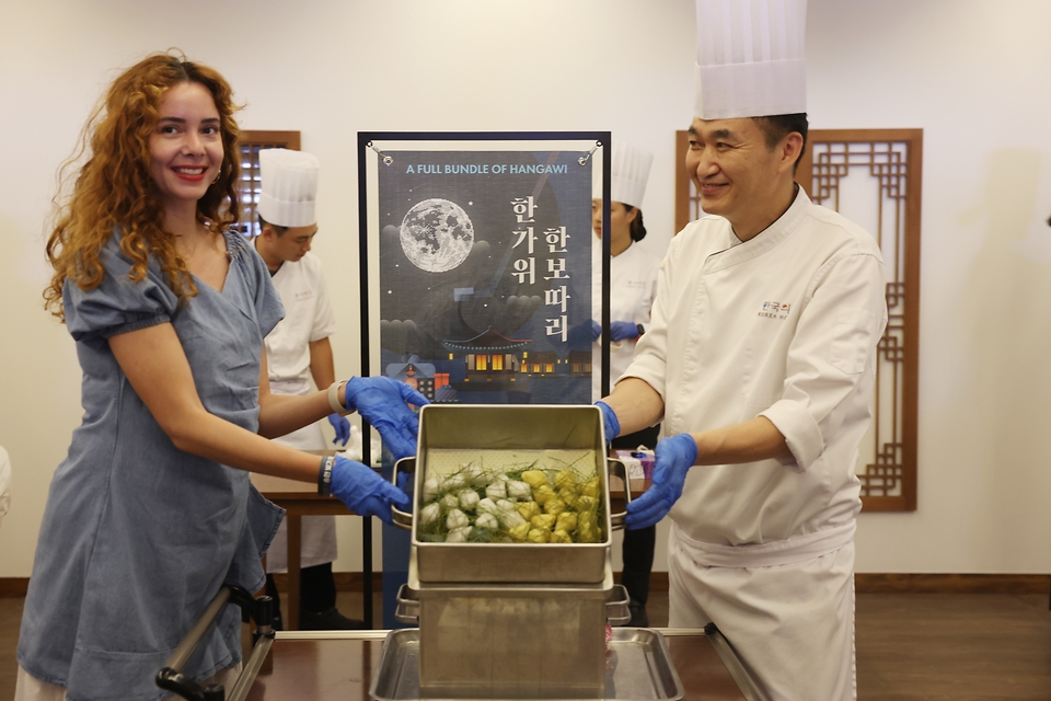 추석 연휴를 일주일 여 앞둔 6일 서울 중구 한국의집에서 열린 ‘2024 한가위 보따리’ 행사에서 한 외국인이 추석 대표 전통음식 송편 빚기 체험을 한 뒤 기념 촬영을 하고 있다.