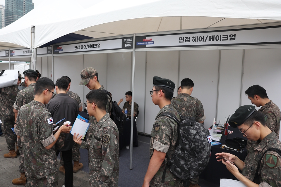 10일 서울 용산구 전쟁기념관에서 열린 ‘국민과 함께하는 제대군인 취업·창업 박람회’에서 군 장병들이 줄을 서고 있다.