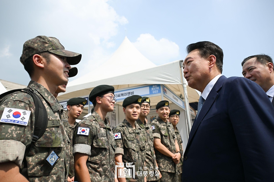 윤석열 대통령이 10일 서울 용산구 전쟁기념관에서 열린 ‘제대군인 취·창업 박람회’를 방문해 장병들과 대화하고 있다.