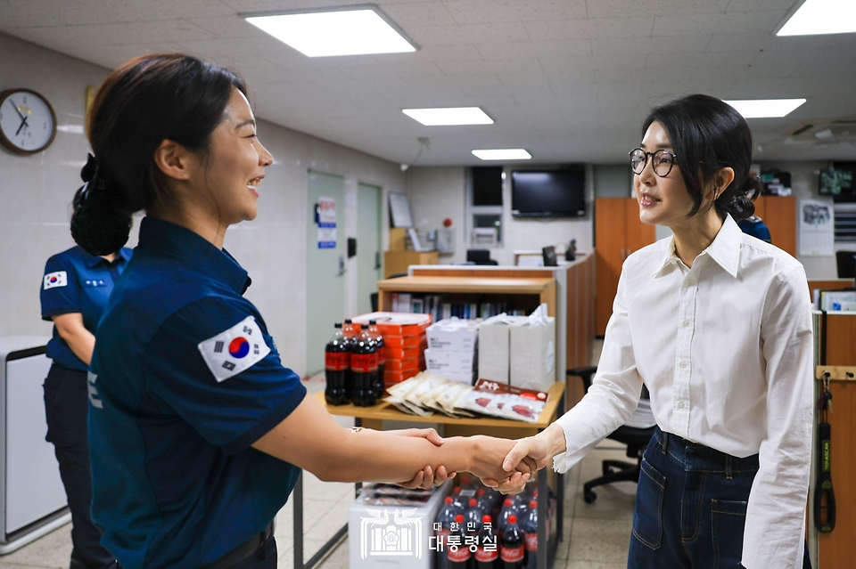 김건희 여사가 10일 ‘세계 자살 예방의 날’을 맞아 마포 경찰서 용강지구대를 찾아 자살 예방 및 구조 관계자들을 격려하고 있다.