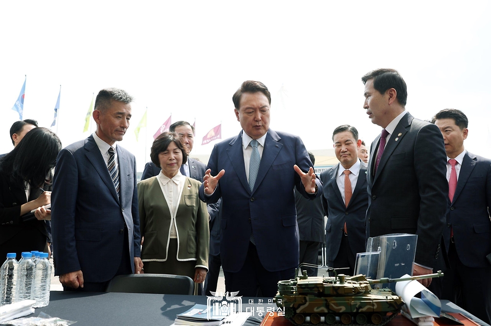 윤석열 대통령이 10일 서울 용산구 전쟁기념관에서 열린 ‘제대군인 취·창업 박람회’를 방문해 기업 부스를 둘러보고 있다.