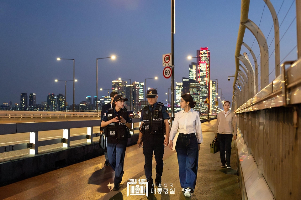 김건희 여사가 10일 ‘세계 자살 예방의 날’을 맞아 서울 마포대교에서 마포경찰서 용강지구대 근무자와 함께 도보 순찰을 하고 있다.