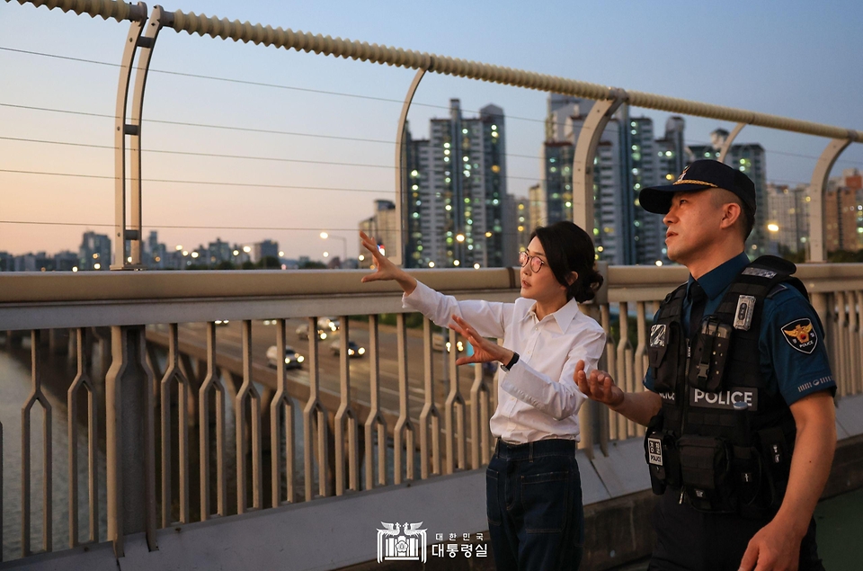 김건희 여사가 10일 ‘세계 자살 예방의 날’을 맞아 서울 마포대교에서 마포경찰서 용강지구대 근무자와 함께 도보 순찰을 하고 있다.