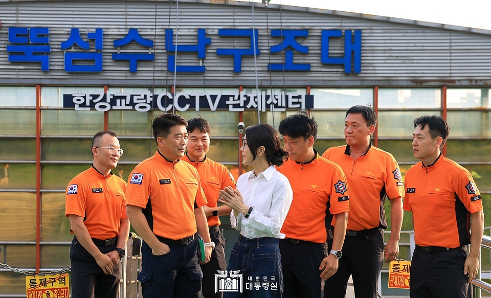 김건희 여사가 10일 ‘세계 자살 예방의 날’을 맞아 광진구 119특수구조단 뚝섬수난구조대를 방문해 근무자들과 대화하고 있다.