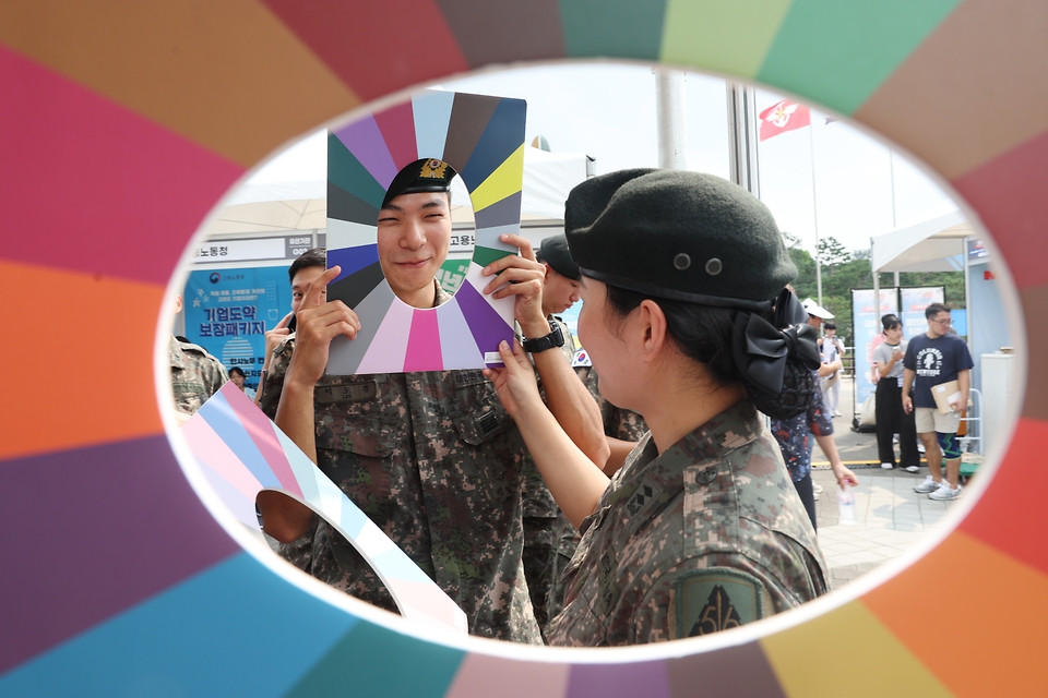 10일 서울 용산구 전쟁기념관에서 열린 ‘국민과 함께하는 제대군인 취업·창업 박람회’에서 군 장병들이 퍼스널컬러 진단을 하고 있다. ‘국가를 지킨 당신, 당신의 새로운 내 일(My Job)’이라는 주제로 진행되는 이번 박람회에는 대기업과 방산업체, 공공기관, 금융회사, 중견·중소기업 등 100여 개 기업과 기관이 참여한다.