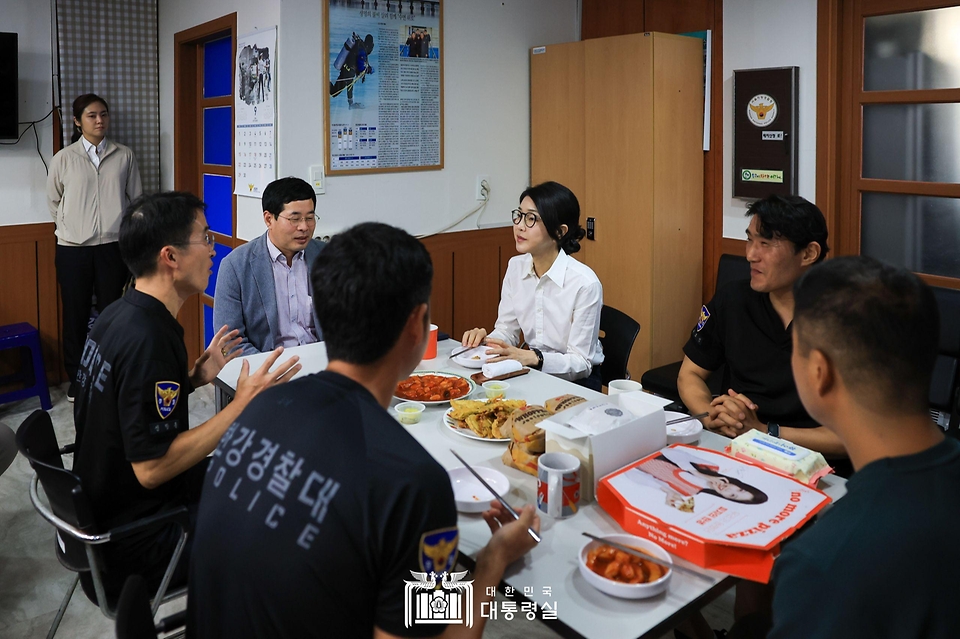 김건희 여사가 10일 ‘세계 자살 예방의 날’을 맞아 서울 마포구 한강경찰대 망원치안센터에서 근무자들과 간식을 먹으며 대화하고 있다.