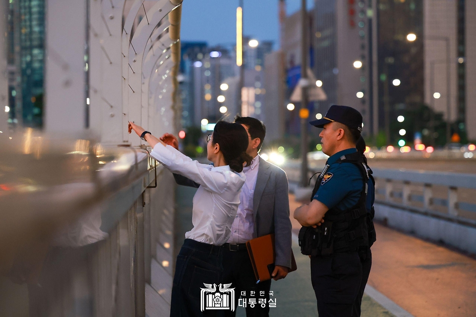 김건희 여사가 10일 ‘세계 자살 예방의 날’을 맞아 서울 마포대교에서 마포경찰서 용강지구대 근무자와 함께 도보 순찰을 하고 있다.