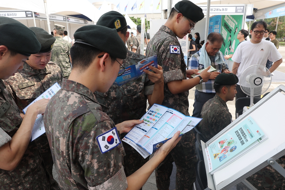 10일 서울 용산구 전쟁기념관에서 열린  ‘국민과 함께하는 제대군인 취업·창업 박람회’에서 군 장병들이 취업 관련 안내문을 살펴보고 있다. 