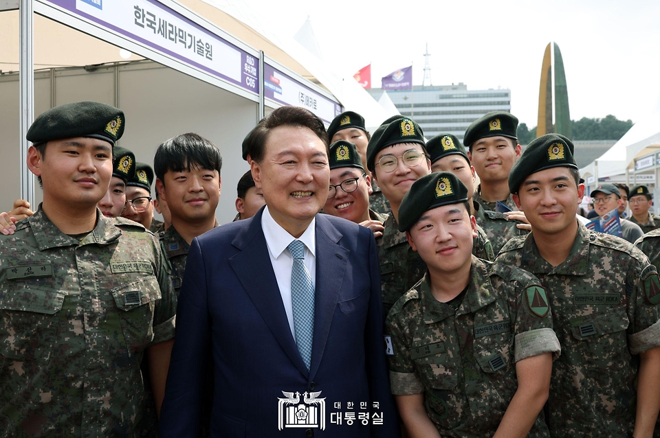 윤석열 대통령이 10일 서울 용산구 전쟁기념관에서 열린 ‘제대군인 취·창업 박람회’를 방문해 장병들과 기념 촬영을 하고 있다.