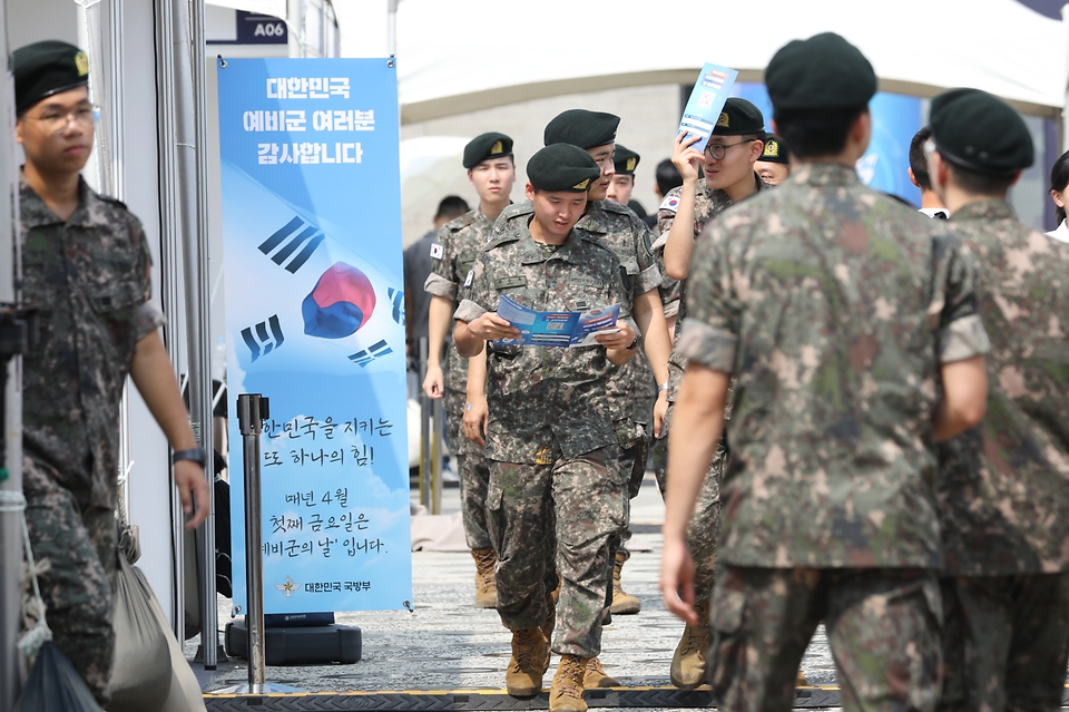 10일 서울 용산구 전쟁기념관에서 열린 ‘국민과 함께하는 제대군인 취업·창업 박람회’에서 군 장병들이 부스를 둘러보고 있다. 