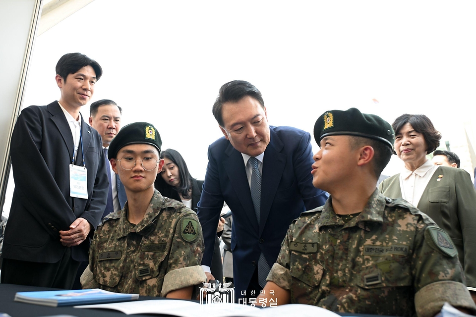 윤석열 대통령이 10일 서울 용산구 전쟁기념관에서 열린 ‘제대군인 취·창업 박람회’를 방문해 장병들과 대화하고 있다.