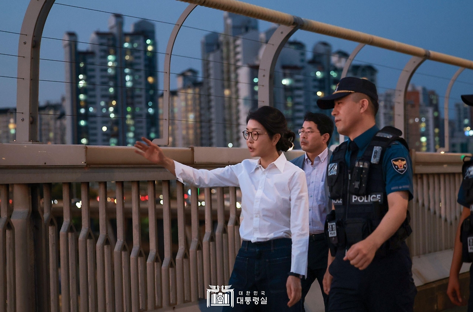 김건희 여사가 10일 ‘세계 자살 예방의 날’을 맞아 서울 마포대교에서 마포경찰서 용강지구대 근무자와 함께 도보 순찰을 하고 있다.