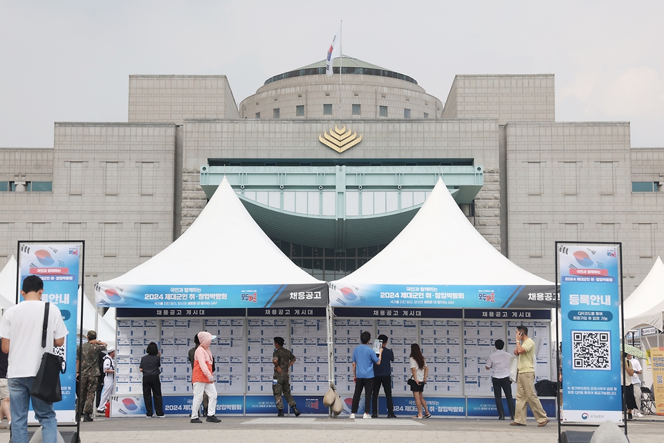 10일 서울 용산구 전쟁기념관에서 ‘국민과 함께하는 제대군인 취업·창업 박람회’가 열리고 있다. 