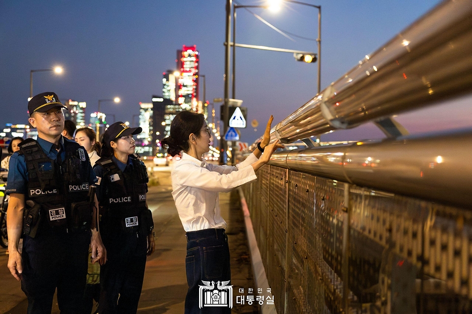 김건희 여사가 10일 ‘세계 자살 예방의 날’을 맞아 서울 마포대교에서 마포경찰서 용강지구대 근무자와 함께 도보 순찰을 하고 있다.