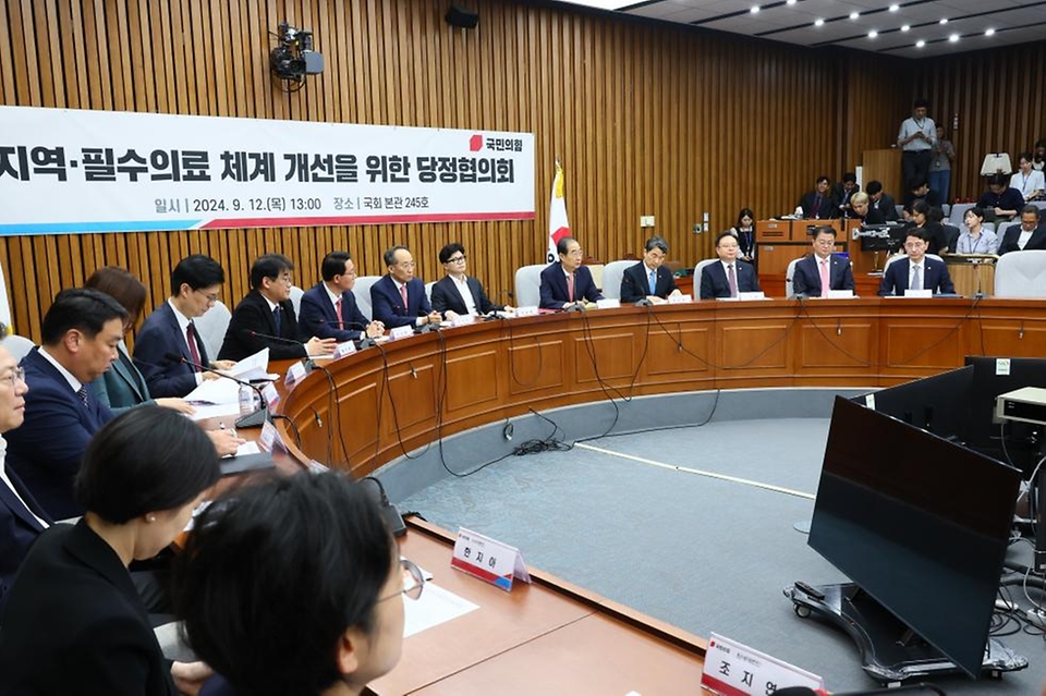 한덕수 국무총리가 12일 서울 여의도 국회에서 열린 ‘지역·필수의료 체계 개선을 위한 당정협의회’에서 발언하고 있다.