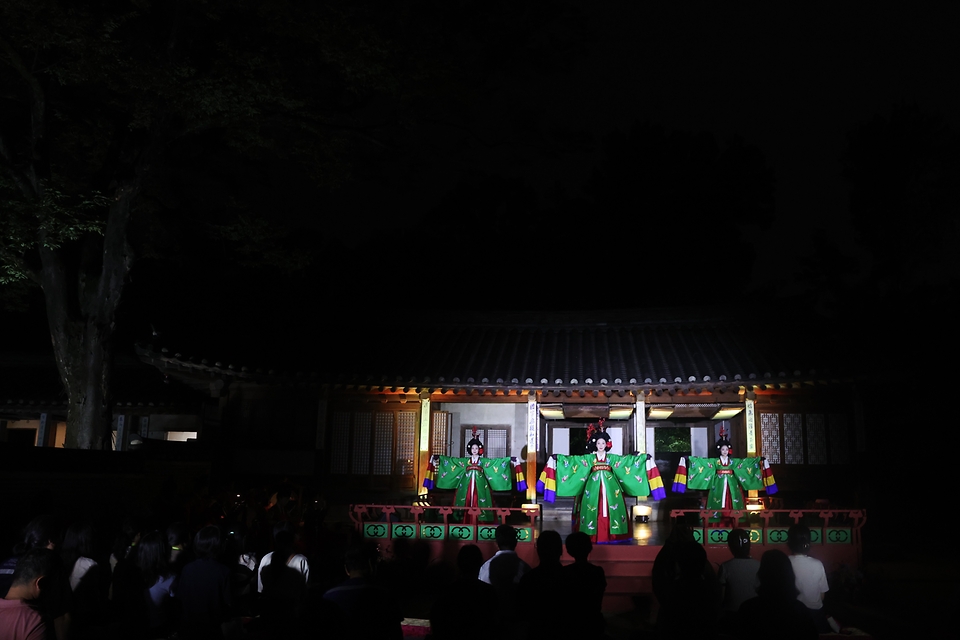 11일 오후 서울 종로구 창덕궁에서 열린 달빛기행 사전행사에서 전통공연이 펼쳐지고 있다. 