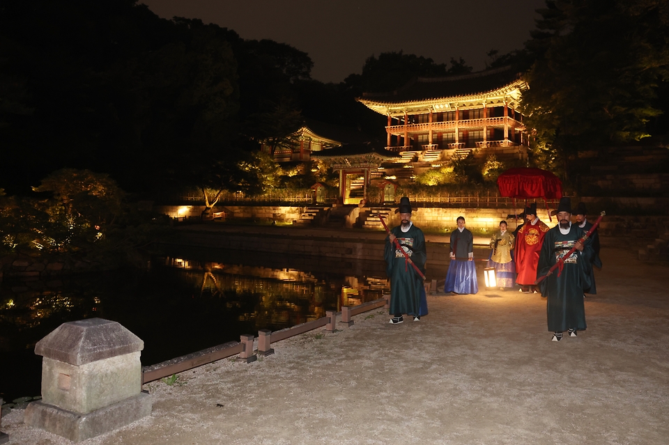 11일 오후 서울 종로구 창덕궁에서 열린 달빛기행 사전행사에서 왕과 왕비가 부용지를 지나가고 있다. 