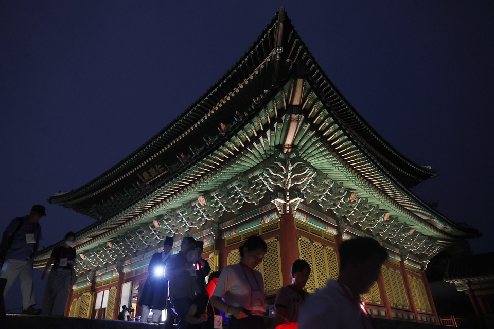 11일 오후 서울 종로구 창덕궁에서 열린 달빛기행 사전행사에 참가자들이 궁내를 둘러보고 있다. 국가유산청 궁능유적본부와 국가유산진흥원은 12일부터 11월 10일까지 매주 목~일요일 1일 6회(1부 오후 7시·오후 7시 5분·오후 7시 10분, 2부 오후 8시·오후 8시 5분·오후 8시 10분/100분 간) 창덕궁의 밤을 밝히는 ‘2024년 창덕궁 달빛기행’을 진행한다.