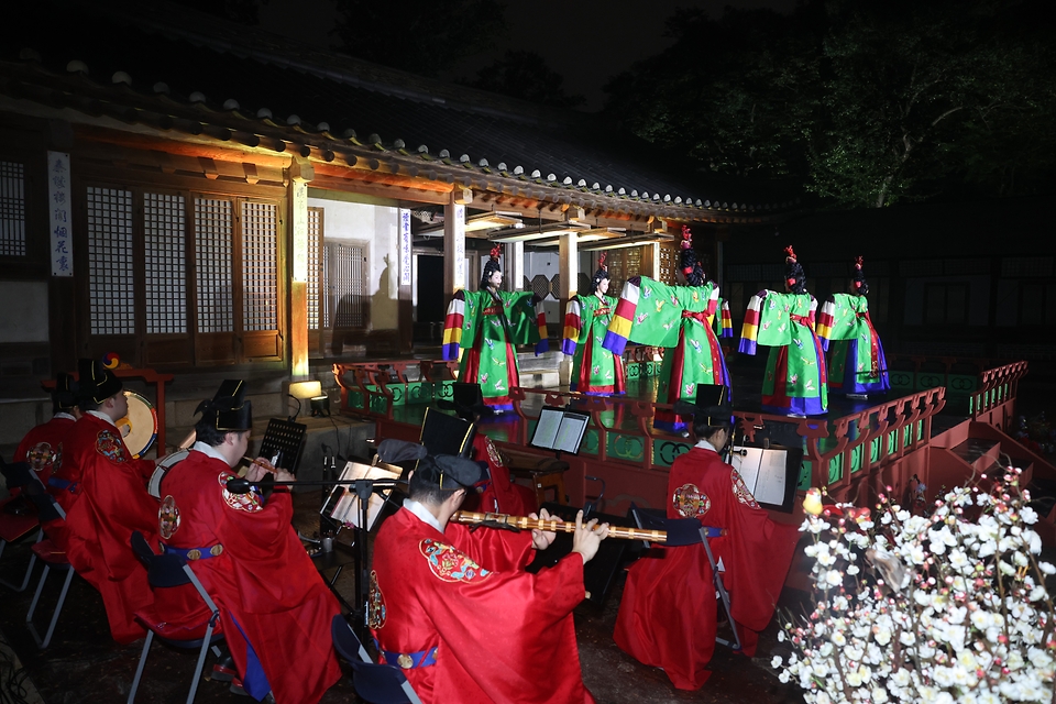 11일 오후 서울 종로구 창덕궁에서 열린 달빛기행 사전행사에서 전통공연이 펼쳐지고 있다. 