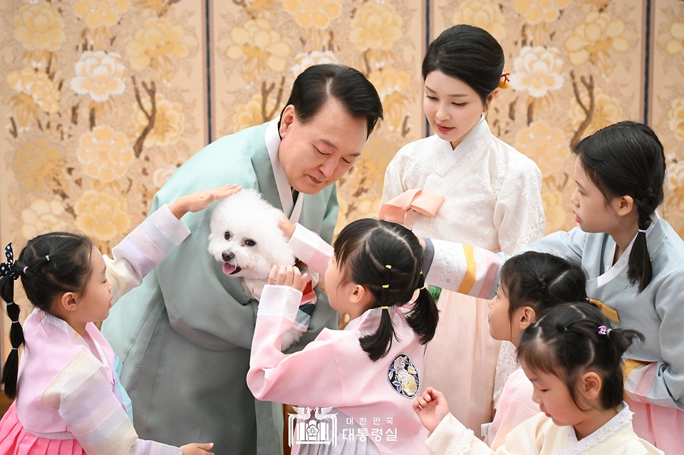 8일 윤석열 대통령 부부는 용산 대통령실에서 다문화가정 어린이들과 함께 2024년 한가위 영상 메시지를 촬영하고 있다.