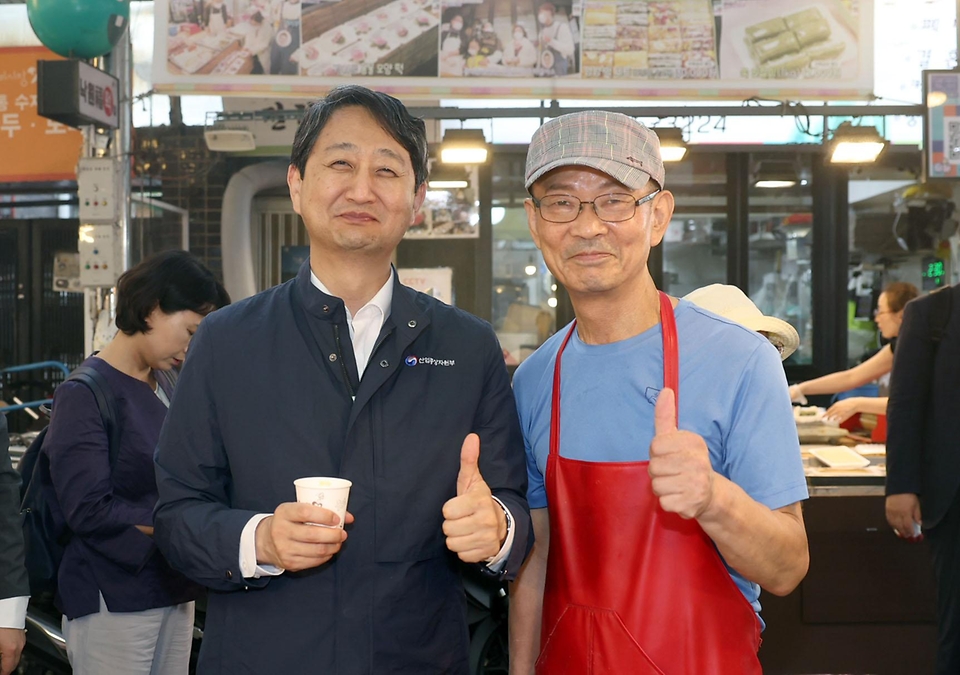 안덕근 산업통상자원부 장관이 12일 서울 도봉구 방학동 도깨비시장을 방문해 추석 명절을 앞두고 서민 물가 및 에너지 안전 상황을 점검한 후 상인과 기념 촬영을 하고 있다.