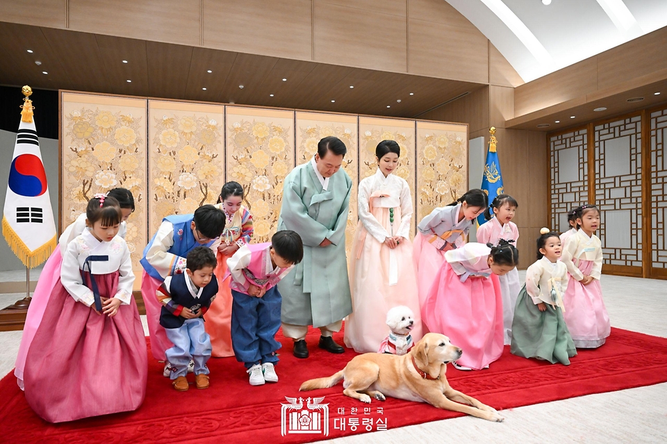 8일 윤석열 대통령 부부는 용산 대통령실에서 다문화가정 어린이들과 함께 2024년 한가위 영상 메시지를 촬영하고 있다.