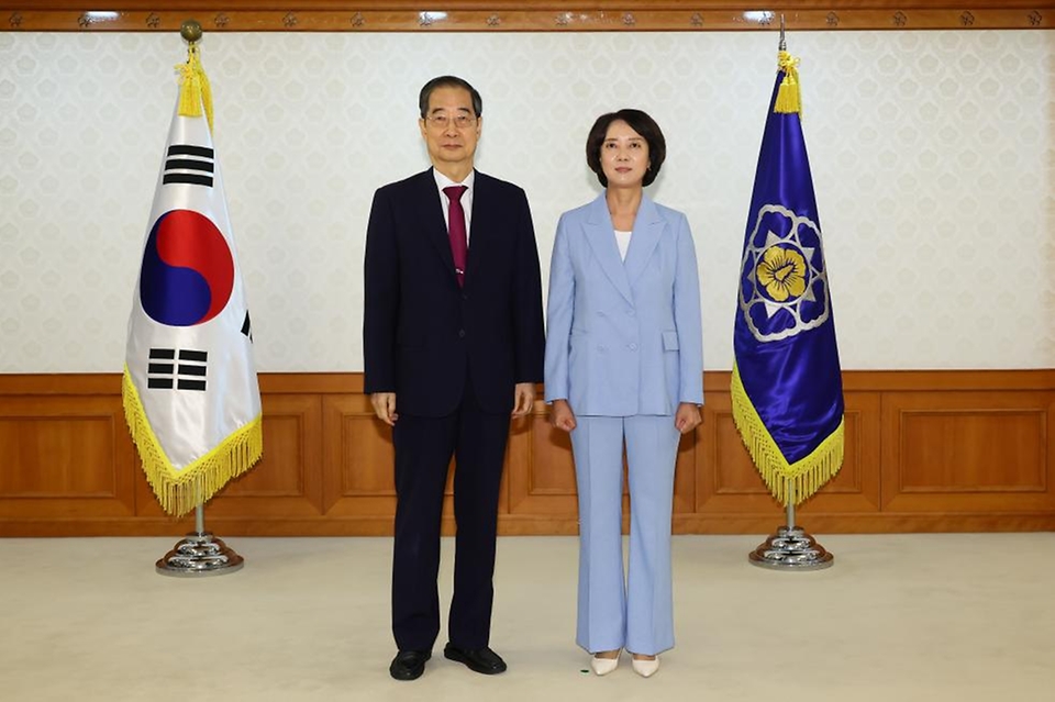 한덕수 국무총리가 19일 서울 종로구 정부서울청사에서 이영 청년정책조정위원회 부위원장에게 위촉장을 수여한 뒤 기념 촬영을 하고 있다.