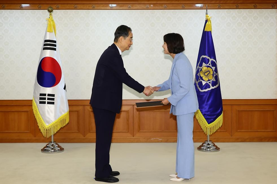 한덕수 국무총리가 19일 서울 종로구 정부서울청사에서 이영 청년정책조정위원회 부위원장에게 위촉장을 수여한 뒤 악수하고 있다.