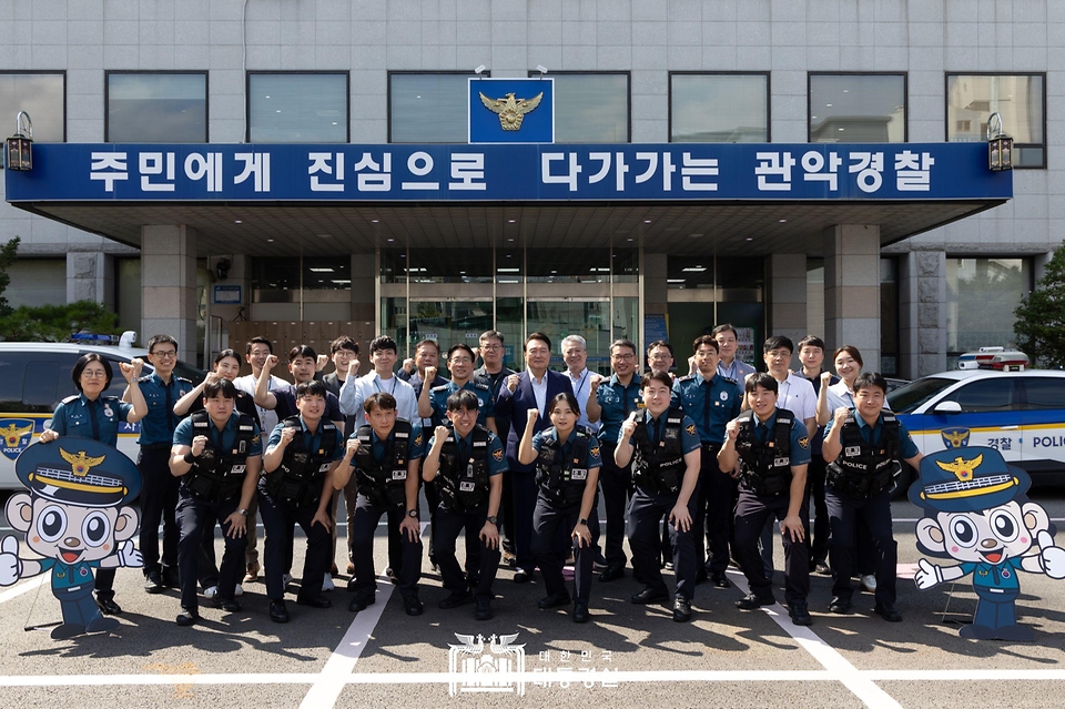 윤석열 대통령이 추석 연휴 기간인 15일 서울 관악경찰서를 방문해 당직 근무 중인 경찰관들을 격려한 뒤 함께 기념 촬영을 하고 있다. 