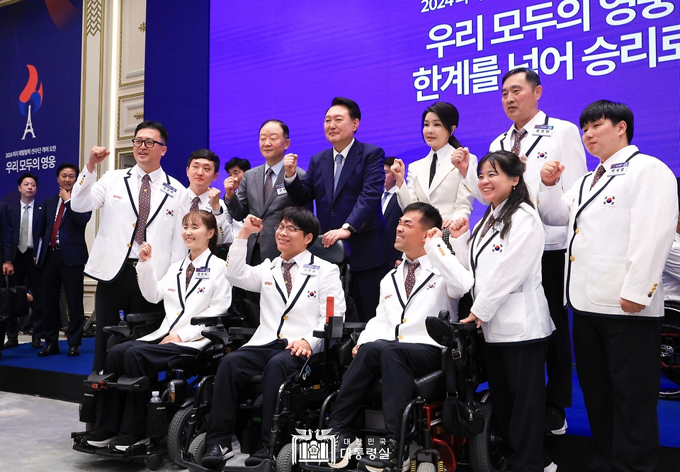 윤석열 대통령과 김건희 여사가 13일 청와대 영빈관에서 열린 ‘2024 파리 패럴림픽 선수단 격려 오찬’을 마친 뒤 선수단 및 참석자들과 기념 촬영을 하고 있다.