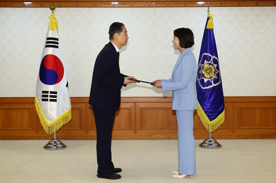 한덕수 국무총리가 19일 서울 종로구 정부서울청사에서 이영 청년정책조정위원회 부위원장에게 위촉장을 수여하고 있다.