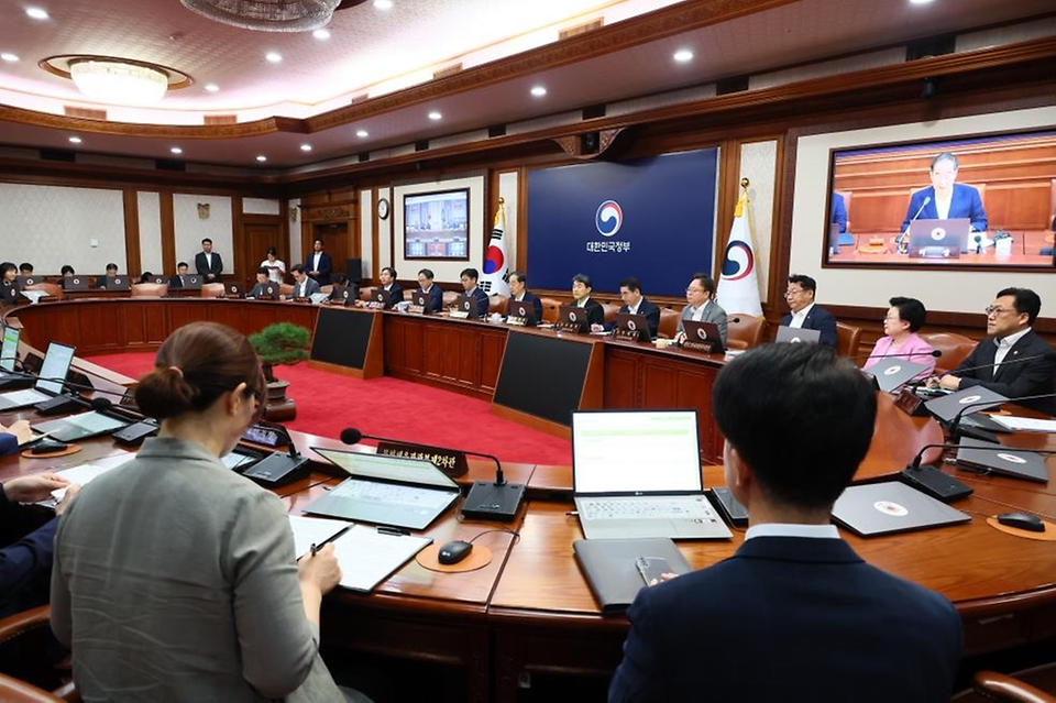 한덕수 국무총리가 19일 서울 종로구 정부서울청사에서 열린 ‘제40회 국무회의’를 주재하며 발언하고 있다.