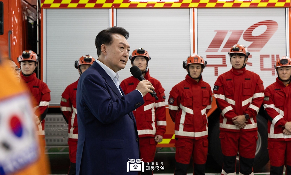 윤석열 대통령이 추석 연휴인 15일 서울 강서소방서를 방문해 근무 중인 소방관들을 격려하고 있다.