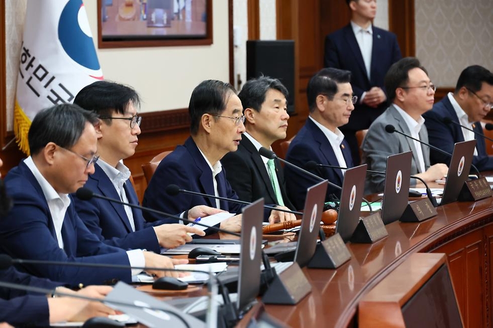 한덕수 국무총리가 19일 서울 종로구 정부서울청사에서 열린 ‘제40회 국무회의’를 주재하며 발언하고 있다.