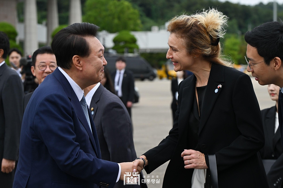 윤석열 대통령이 19일 경기도 성남시 서울공항에서 체코 공식 방문을 위해 전용기에 오르기에 앞서 야나 심볼린초바 주한체코대사 대리와 인사하고 있다.