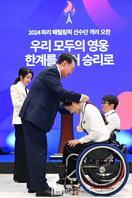 윤석열 대통령과 김건희 여사가 13일 청와대 영빈관에서 열린 ‘2024 파리 패럴림픽 선수단 격려 오찬’에서 휠체어펜싱 조은혜 선수, 사격 서훈태 선수에게 국민감사 메달을 수여하고 있다.