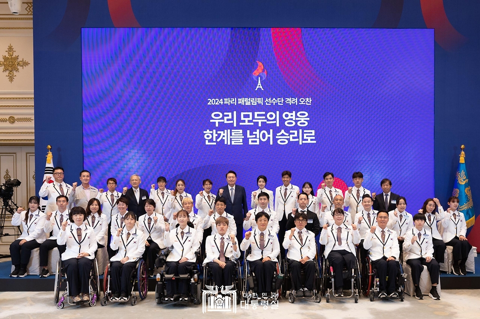 윤석열 대통령과 김건희 여사가 13일 청와대 영빈관에서 열린 ‘2024 파리 패럴림픽 선수단 격려 오찬’을 마친 뒤 선수단 및 참석자들과 기념 촬영을 하고 있다.