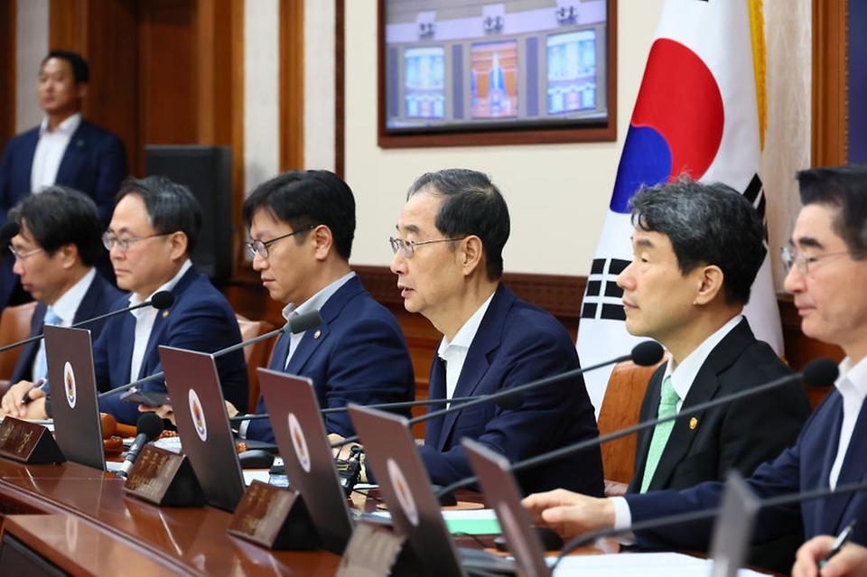 한덕수 국무총리가 19일 서울 종로구 정부서울청사에서 열린 ‘제40회 국무회의’를 주재하며 발언하고 있다.