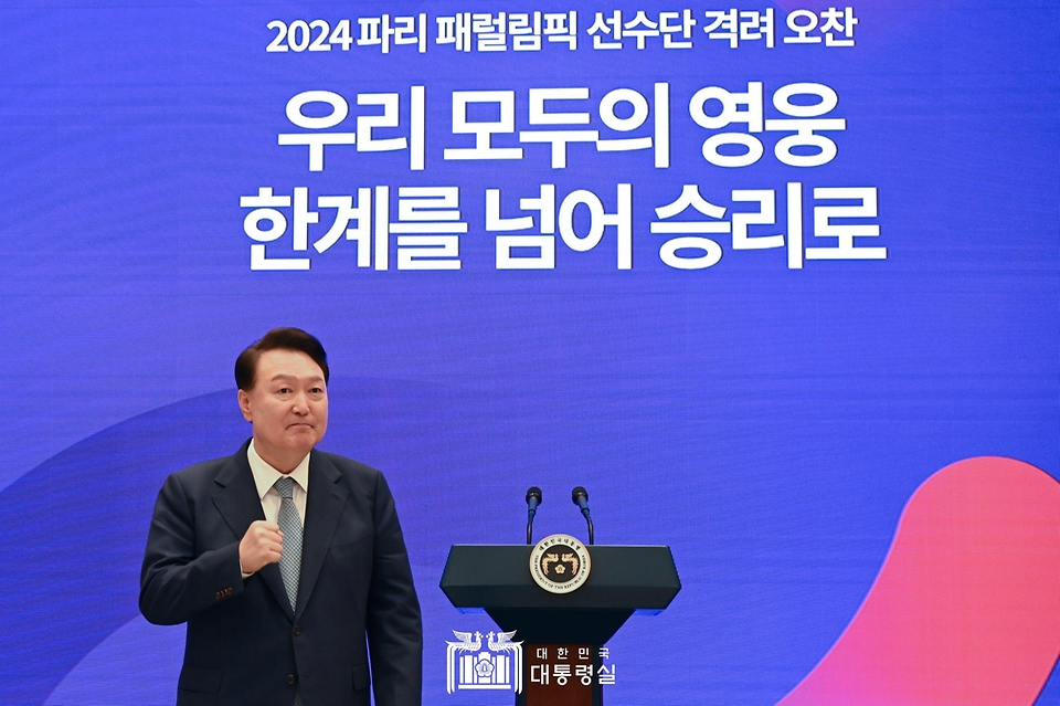 윤석열 대통령이 13일 청와대 영빈관에서 열린 ‘2024 파리 패럴림픽 선수단 격려 오찬’에서 격려사를 마친 뒤 선수단을 격려하고 있다.