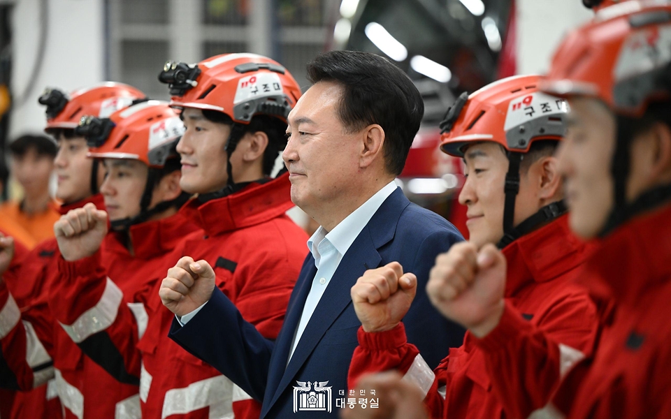 윤석열 대통령이 추석 연휴인 15일 서울 강서소방서를 방문해 근무 중인 소방관들을 격려한 뒤 함께 기념 촬영을 하고 있다.